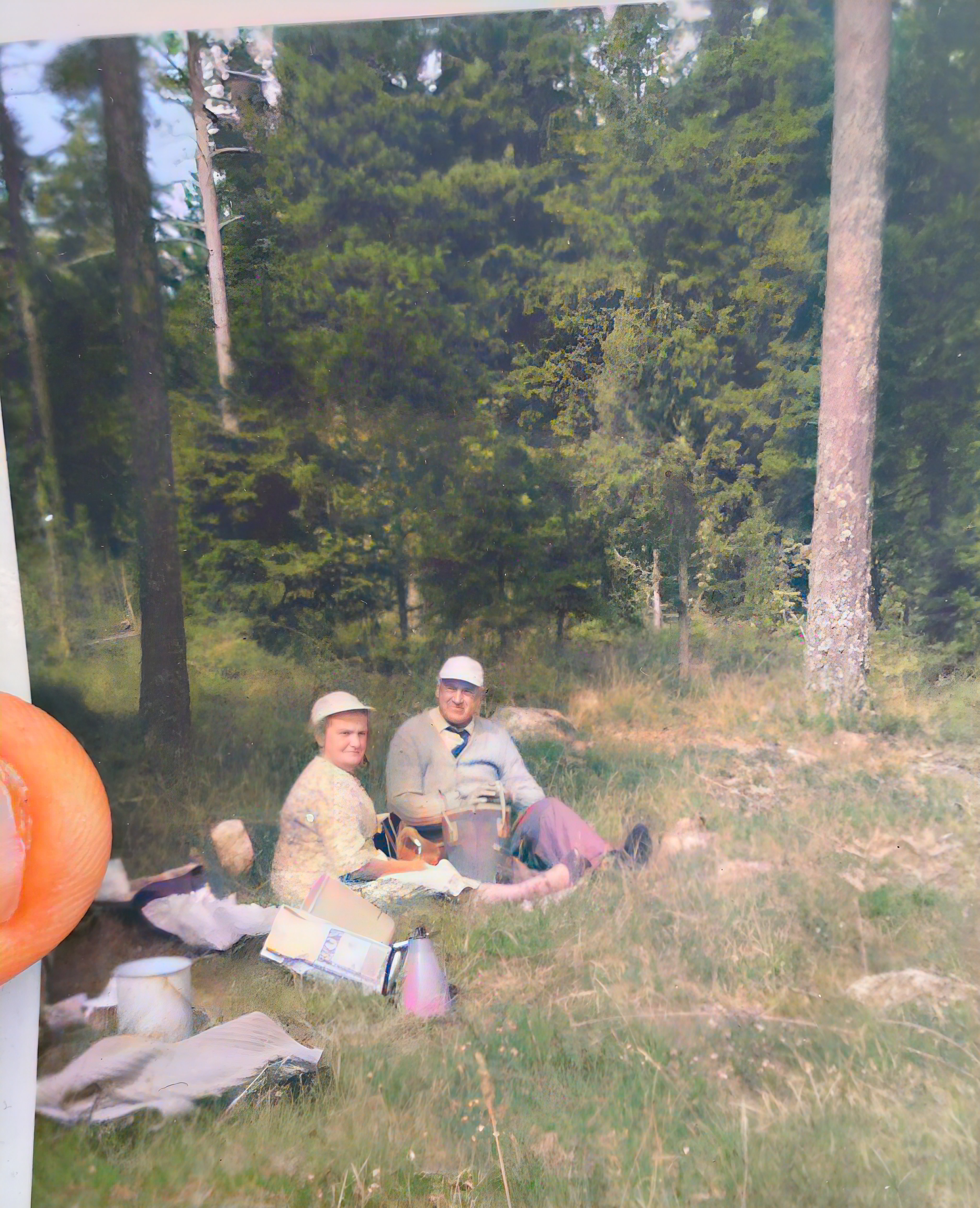 Två personer i skogen