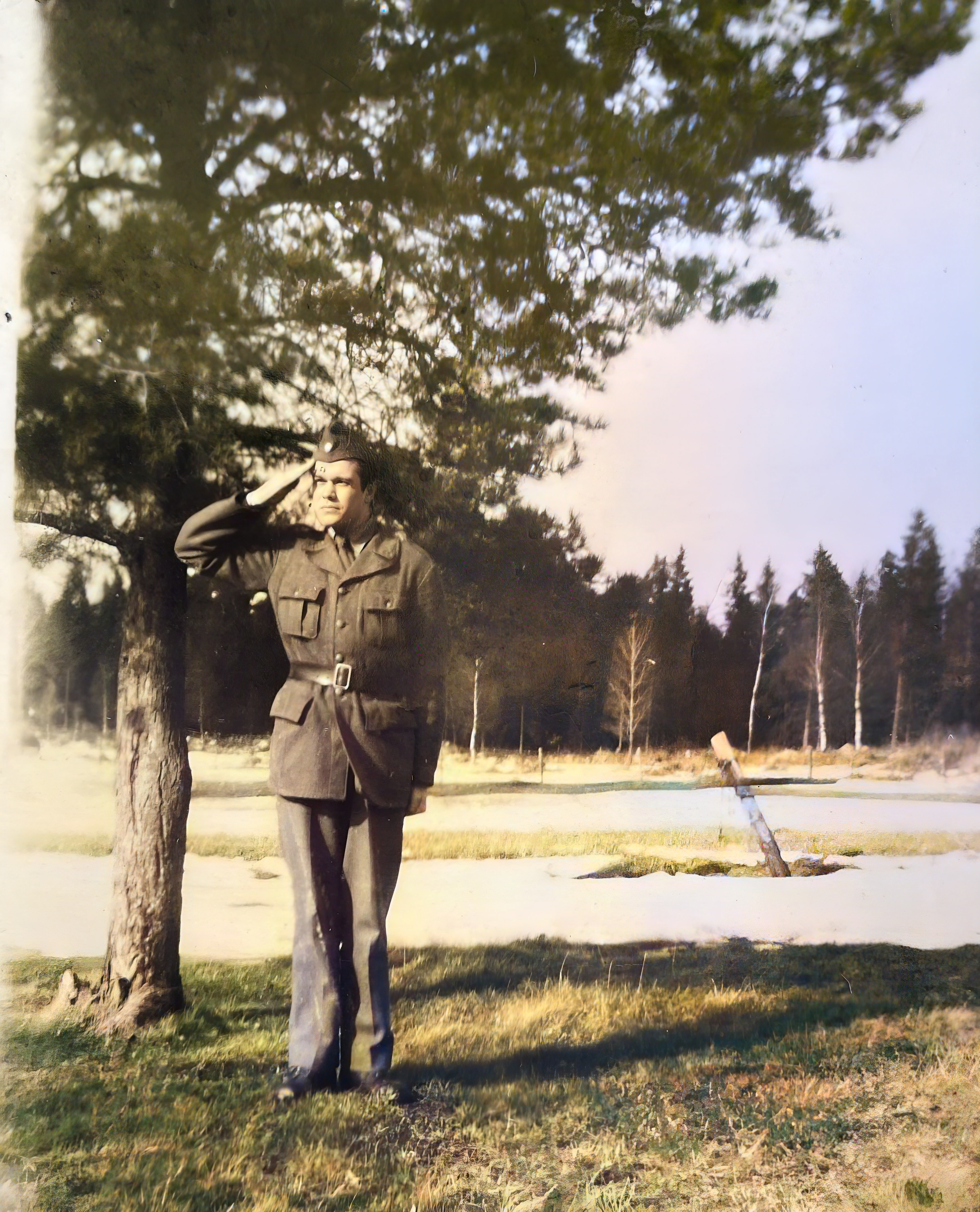 John Sandenskog i militäruniform, hälsning
