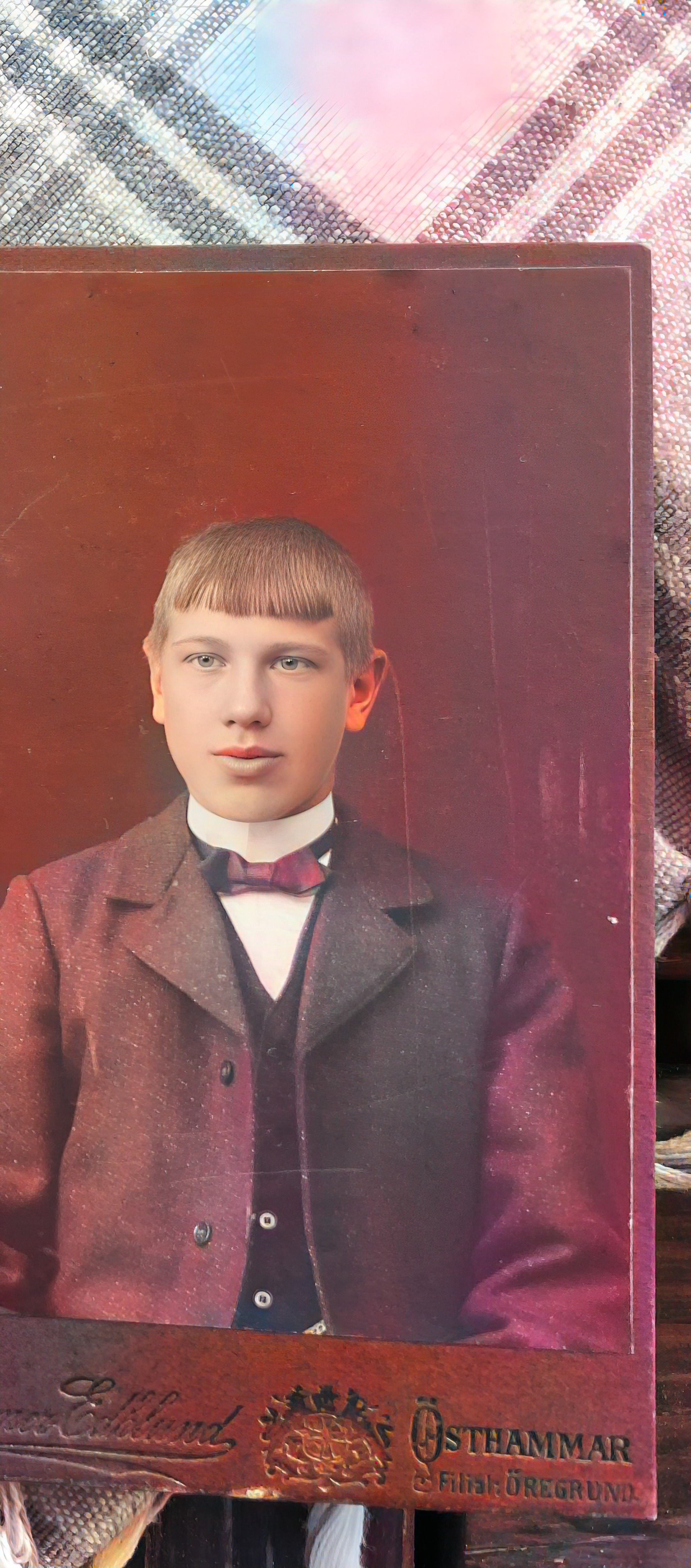 Kabinettsfoto: pojke i kavaj