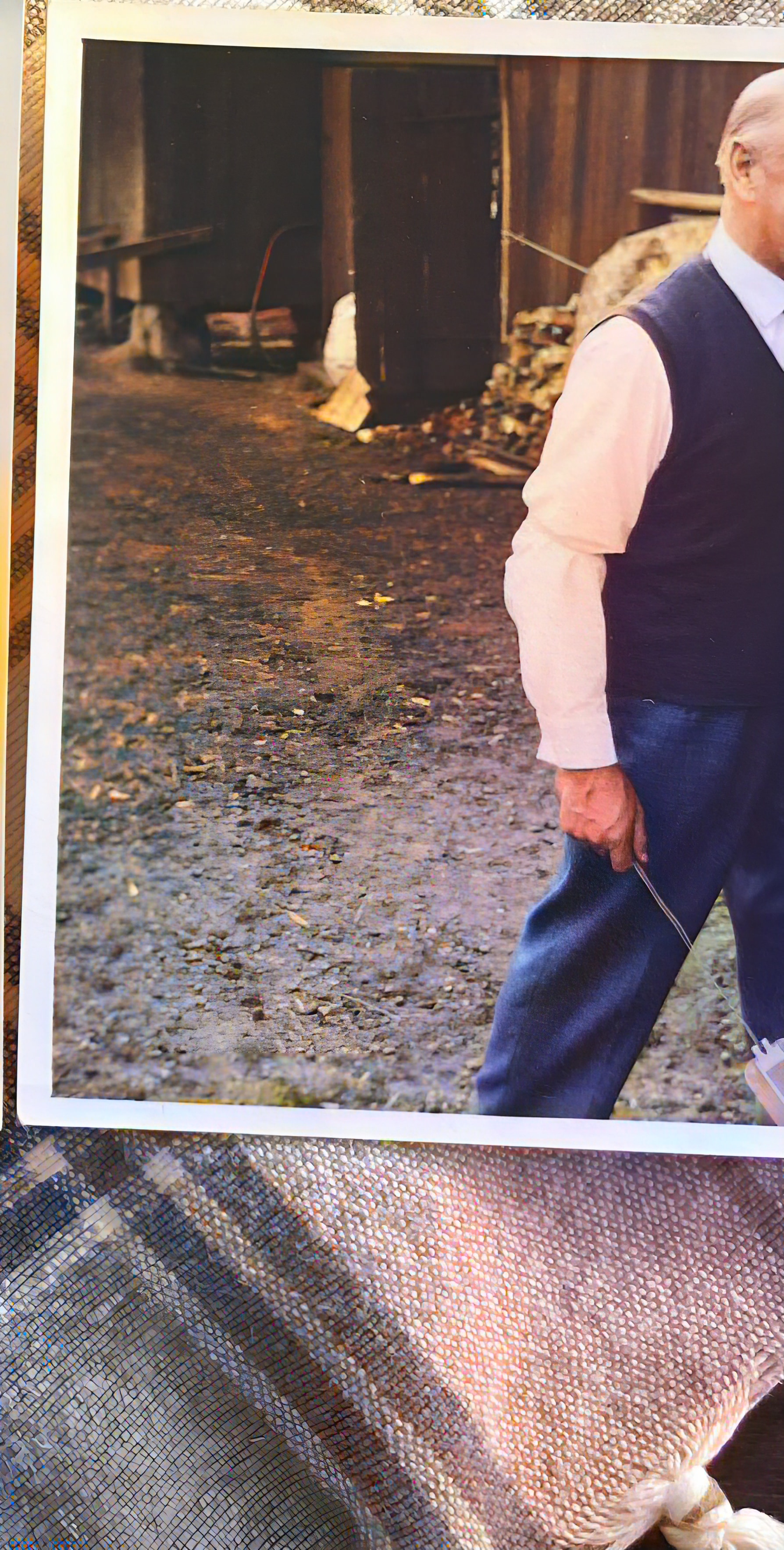 Man stående utomhus